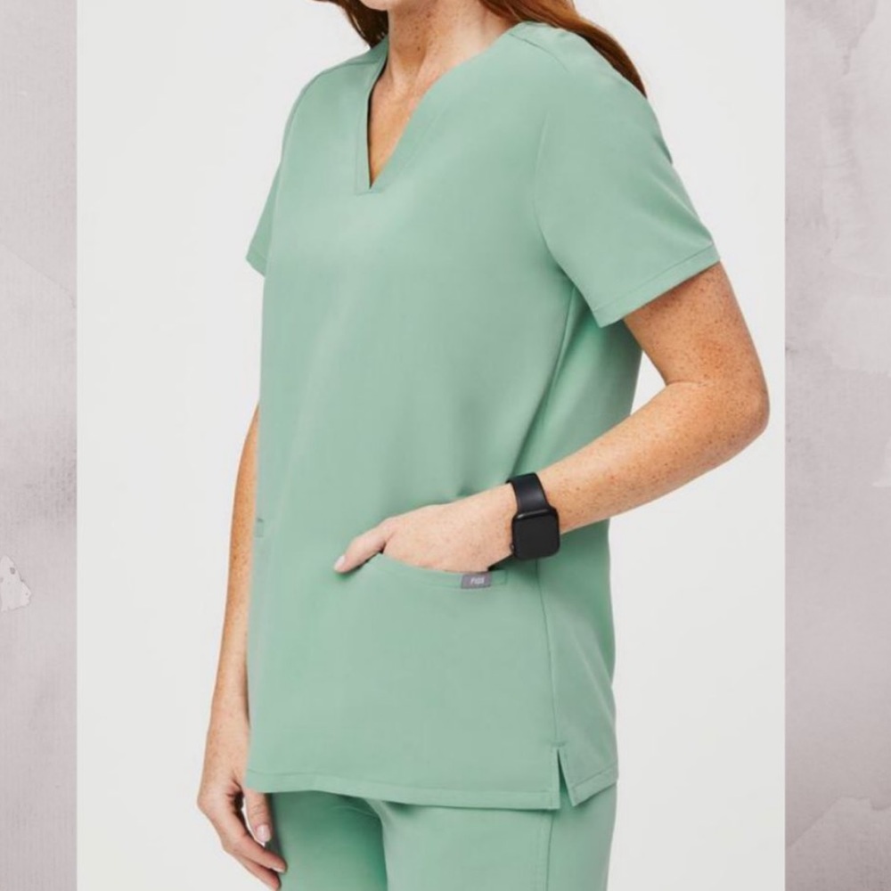 Figs casma three pocket top